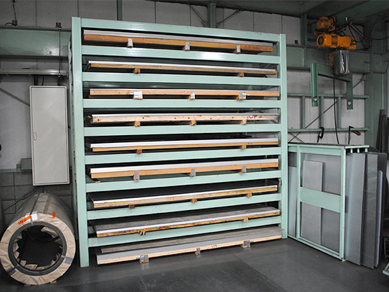 亜鉛鋼板・ステンレス鋼板など多種類の鉄板を所有・対応可能！